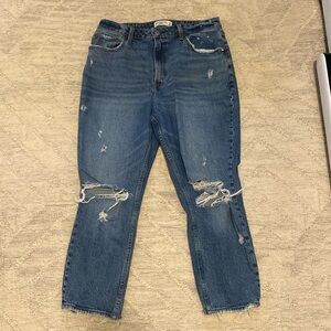 Abercrombie & Fitch “The Mom” high rise jean. Side 31/12s. Curve love.